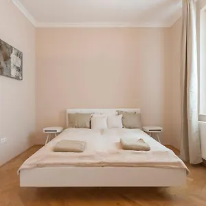 Opera & Basilica 2 Bedrooms With Balcony Апартаменты